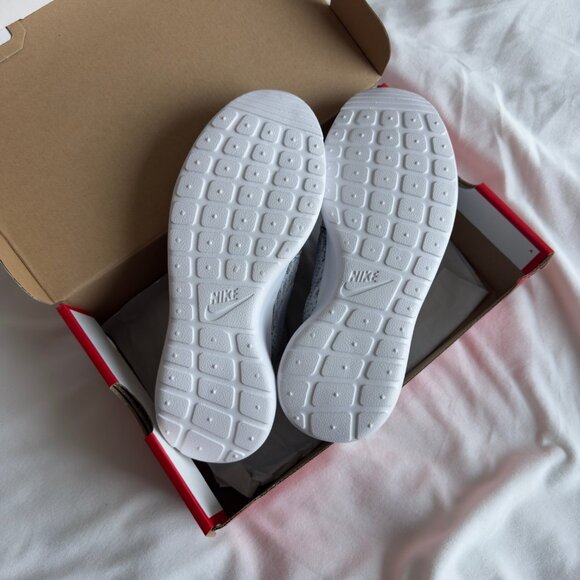 Nike Womens Roshe One Flyknit Pure Platinum/White/Cool Grey Size 6 - Picture 3 of 5